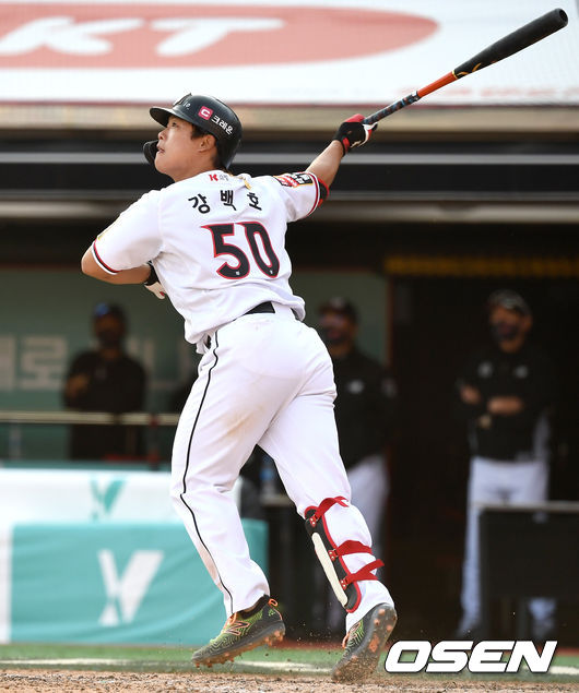 8회말 1사 1, 3루 상황 KT 강백호가 동점 1타점 희생플라이를 치고 있다. / dreamer@osen.co.kr