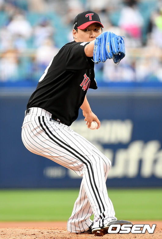 26일 오후 대구 삼성라이온즈파크에서 ‘2021 신한은행 SOL KBO리그’ 삼성 라이온즈와 LG 트윈스의 더블헤더 2차전 경기가 열렸다.1회말 LG 선발 차우찬이 마운드에 올라 힘차게 공을 뿌리고 있다. 2021.06.26 /ksl0919@osen.co.kr