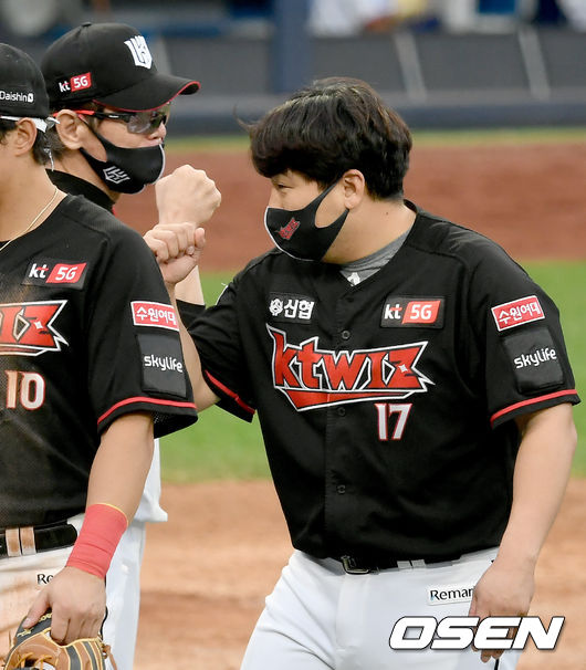 KT 허도환이 이강철 감독과 승리의 기쁨을 나누고 있다./ksl0919@osen.co.kr