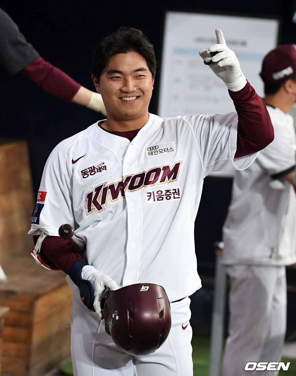 2회말 2사 1,2루에서 키움 이주형이 선제 스리런포를 날리고 더그아웃에서 무관심 세리머니를 하고 있다. 이주형은 데뷔 첫 안타 홈런. 2021.06.27 /jpnews@osen.co.kr