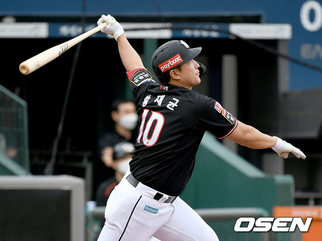 27일 오후 대전 한화이글스파크에서 ‘2021 신한은행 SOL KBO리그’ 한화 이글스와 kt 위즈의 경기가 열렸다.3회초 2사 3루 kt 황재균이 선취 2점 홈런을 날리고 있다. 2021.06.27 /ksl0919@osen.co.kr
