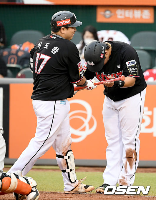 27일 오후 대전 한화이글스파크에서 ‘2021 신한은행 SOL KBO리그’ 한화 이글스와 kt 위즈의 경기가 열렸다.6회초 1사 만루 kt 허도환이 만루 홈런을 날린 뒤 홈에서 강백호와 기쁨을 나누고 있다. 2021.06.27 /ksl0919@osen.co.kr