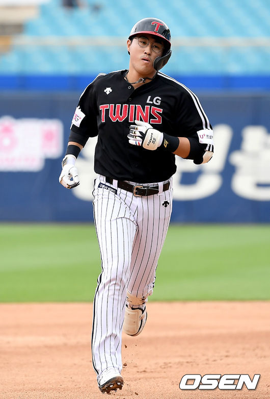 26일 오후 대구 삼성라이온즈파크에서 ‘2021 신한은행 SOL KBO리그’ 삼성 라이온즈와 LG 트윈스의 더블헤더 1차전 경기가 열렸다.4회초 LG 선두타자 채은성이 솔로 홈런을 날린 뒤 그라운드를 돌고 있다. 2021.06.26 /ksl0919@osen.co.kr