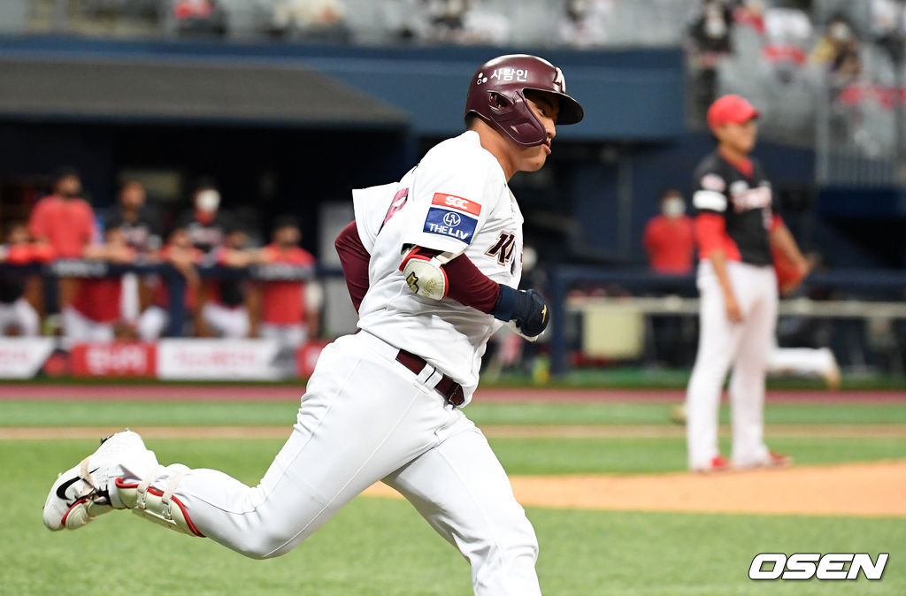 27일 오후 서울 고척스카이돔에서 ‘2021 신한은행 SOL KBO리그’ 키움 히어로즈와 KIA 타이거즈의 경기가 열렸다.2회말 2사 1,2루에서 키움 이주형이 선제 스리런포를 날리고 그라운드를 돌고 있다. 이주형은 데뷔 첫 안타 홈런. 2021.06.27 /jpnews@osen.co.kr