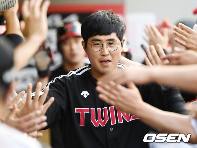 4회초 2사 주자 1,3루 LG 채은성이 좌월 스리런 홈런을 날린 후 덕아웃에서 동료들과 하이파이브를 하고 있다. 2021.06.06 / rumi@osen.co.kr