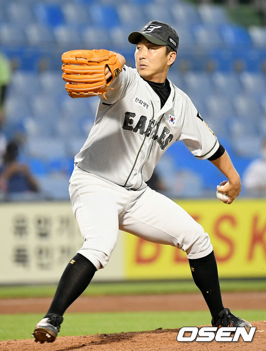 27일 오후 대전 한화이글스파크에서 ‘2021 신한은행 SOL KBO리그’ 한화 이글스와 kt 위즈의 경기가 열렸다.9회초 한화 정우람이 마운드에 올라 힘차게 공을 뿌리고 있다. 정우람 투수 최다 901 게임 출장 타이 기록. 2021.06.27 /ksl0919@osen.co.kr