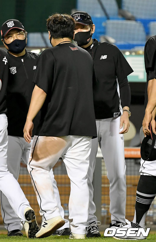 KT가 주말 3연전을 싹쓸이하며 40승 고지를 밟았다. 한화는 시즌 최다 8연패 수렁에 빠졌다. KT는 27일 대전 한화생명이글스파크에서 열린 2021 신한은행 SOL KBO리그 한화와의 원정경기를 11-1 대승으로 장식했다. 경기 종료 후 kt 허도환이 이강철 감독과 기쁨을 나누고 있다. 2021.06.27 /ksl0919@osen.co.kr