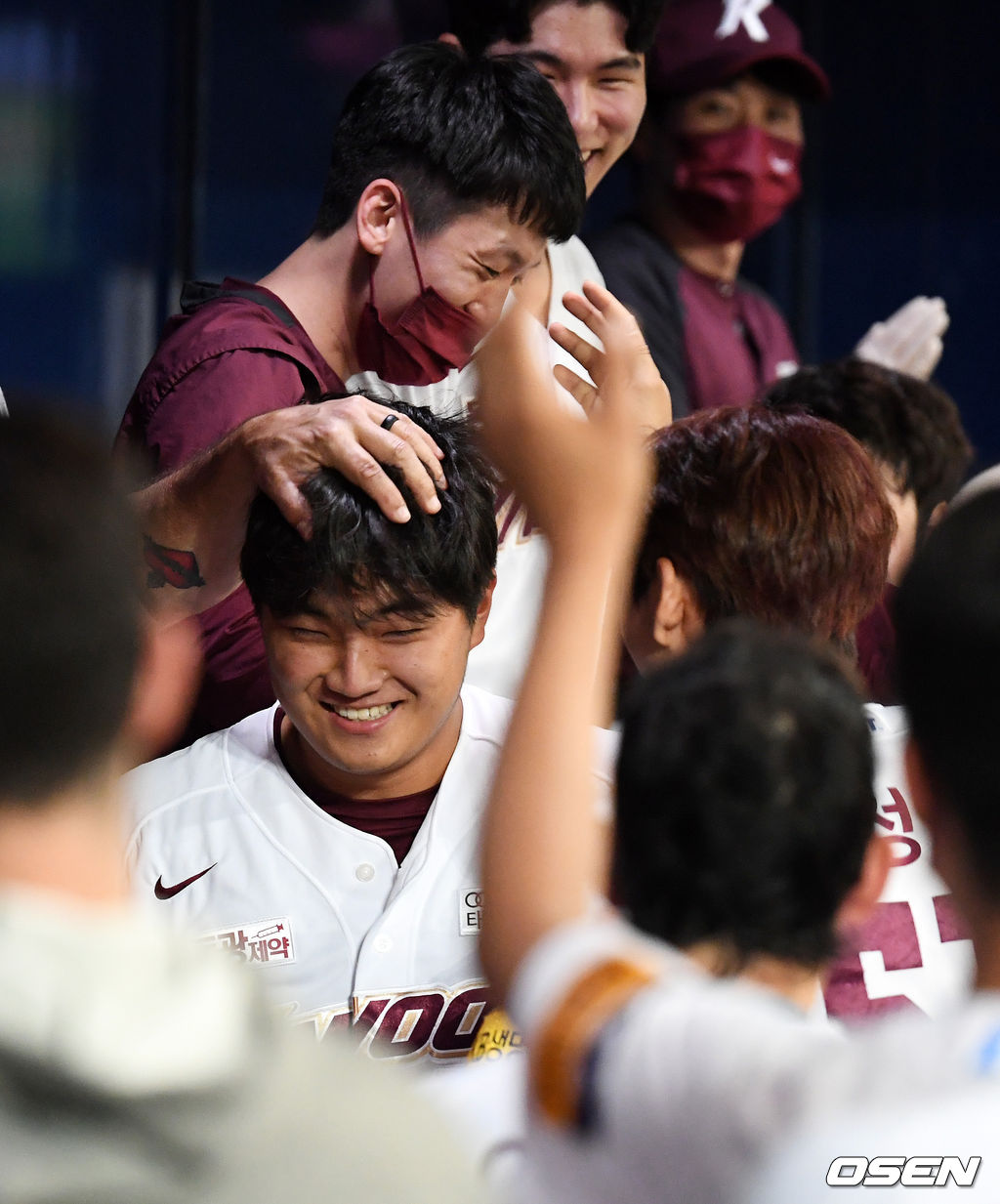 27일 오후 서울 고척스카이돔에서 ‘2021 신한은행 SOL KBO리그’ 키움 히어로즈와 KIA 타이거즈의 경기가 열렸다.2회말 2사 1,2루에서 키움 이주형이 선제 스리런포를 날리고 더그아웃에서 동료선수들과 기뻐하고 있다. 이주형은 데뷔 첫 안타 홈런. 2021.06.27 /jpnews@osen.co.kr