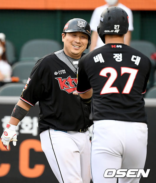27일 오후 대전 한화이글스파크에서 ‘2021 신한은행 SOL KBO리그’ 한화 이글스와 kt 위즈의 경기가 열렸다.6회초 1사 만루 kt 허도환이 만루홈런을 날린 뒤 홈에서 배정대와 기쁨을 나누고 있다. 2021.06.27 /ksl0919@osen.co.kr