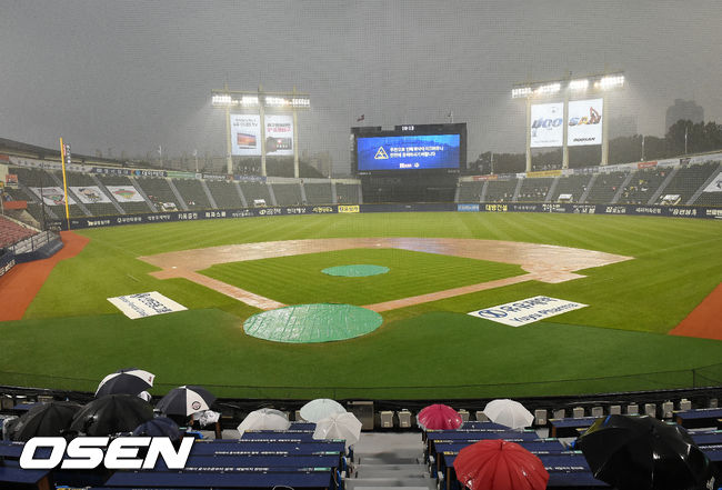 1회말에 갑작스러운 폭우로 경기가 중단되고 있다./ rumi@osen.co.kr