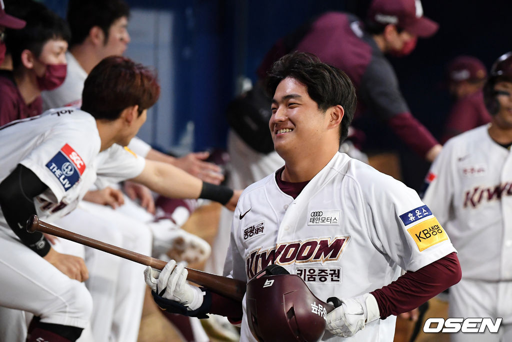 27일 오후 서울 고척스카이돔에서 ‘2021 신한은행 SOL KBO리그’ 키움 히어로즈와 KIA 타이거즈의 경기가 열렸다.2회말 2사 1,2루에서 키움 이주형이 선제 스리런포를 날리고 더그아웃에서 동 료들의 무관심 세리머니에 미소짓고 있다. 이주형은 데뷔 첫 안타 홈런. 2021.06.27 /jpnews@osen.co.kr