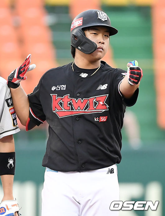 KT가 주말 3연전을 싹쓸이하며 40승 고지를 밟았다. 한화는 시즌 최다 8연패 수렁에 빠졌다. KT는 27일 대전 한화생명이글스파크에서 열린 2021 신한은행 SOL KBO리그 한화와의 원정경기를 11-1 대승으로 장식했다. 6회초 2사 1루 kt 강백호가 1타점 적시 2루타를 날린 뒤 세레모니를 하고 있다. 2021.06.27 /ksl0919@osen.co.kr