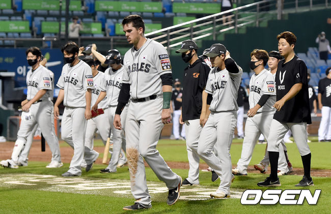 KT가 주말 3연전을 싹쓸이하며 40승 고지를 밟았다. 한화는 시즌 최다 8연패 수렁에 빠졌다. KT는 27일 대전 한화생명이글스파크에서 열린 2021 신한은행 SOL KBO리그 한화와의 원정경기를 11-1 대승으로 장식했다. 경기 종료 후 한화 선수들이 아쉬워하고 있다. 2021.06.27 /ksl0919@osen.co.kr