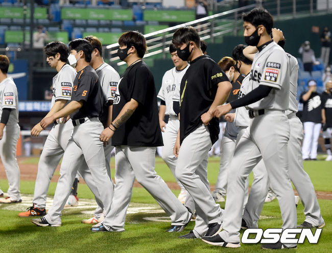 KT가 주말 3연전을 싹쓸이하며 40승 고지를 밟았다. 한화는 시즌 최다 8연패 수렁에 빠졌다. KT는 27일 대전 한화생명이글스파크에서 열린 2021 신한은행 SOL KBO리그 한화와의 원정경기를 11-1 대승으로 장식했다. 경기 종료 후 한화 선수들이 아쉬워하고 있다. 2021.06.27 /ksl0919@osen.co.kr