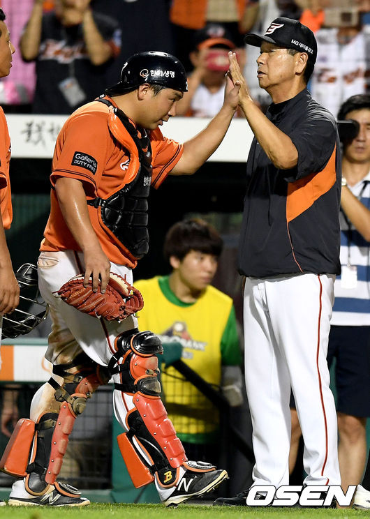 2016년 한화 시절 허도환(왼쪽)과 김성근 감독이 승리의 기쁨을 나누고 있다. /dreamer@osen.co.kr