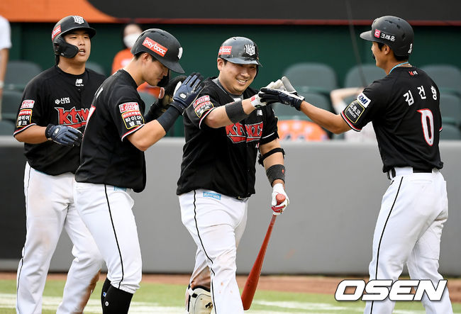 27일 오후 대전 한화이글스파크에서 ‘2021 신한은행 SOL KBO리그’ 한화 이글스와 kt 위즈의 경기가 열렸다.6회초 1사 만루 kt 허도환이 만루 홈런을 날린 뒤 홈에서 동료 선수들과 기쁨을 나누고 있다. 2021.06.27 /ksl0919@osen.co.kr