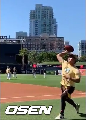 [사진] 김하성이 27일(한국시간) 경기 전 배팅 훈련 시간에 풋볼을 던지고 있는 모습.<샌디에이고 파드리스 공식 트위터 영상 캡처>