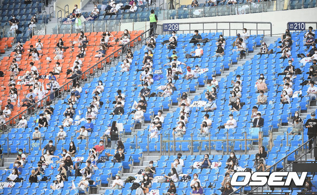 야구 팬들이 경기를 지켜보고 있다.  2021.06.15/ youngrae@osen.co.kr