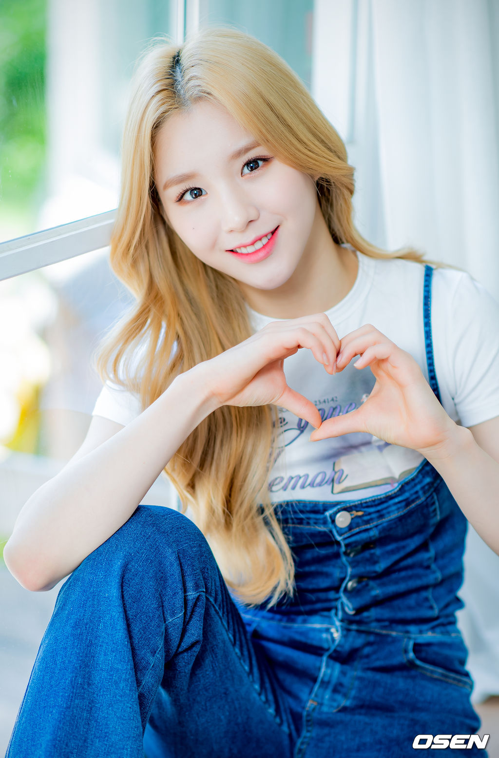 이달의 소녀 희진이 녹화에 앞서 사진 촬영을 위해 포즈를 취하고 있다./ rumi@osen.co.kr