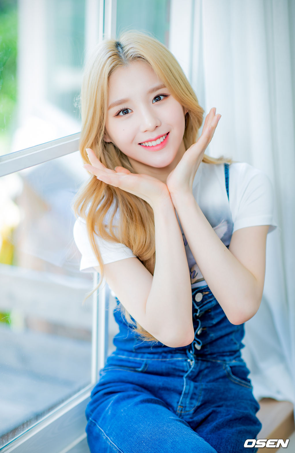 이달의 소녀 희진이 녹화에 앞서 사진 촬영을 위해 포즈를 취하고 있다./ rumi@osen.co.kr