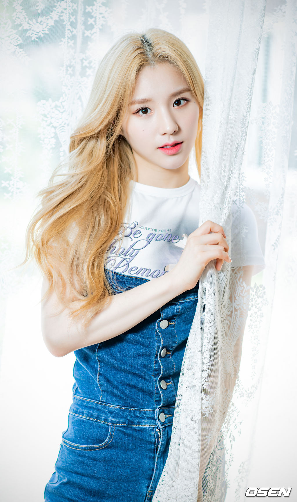 이달의 소녀 희진이 녹화에 앞서 사진 촬영을 위해 포즈를 취하고 있다./ rumi@osen.co.kr