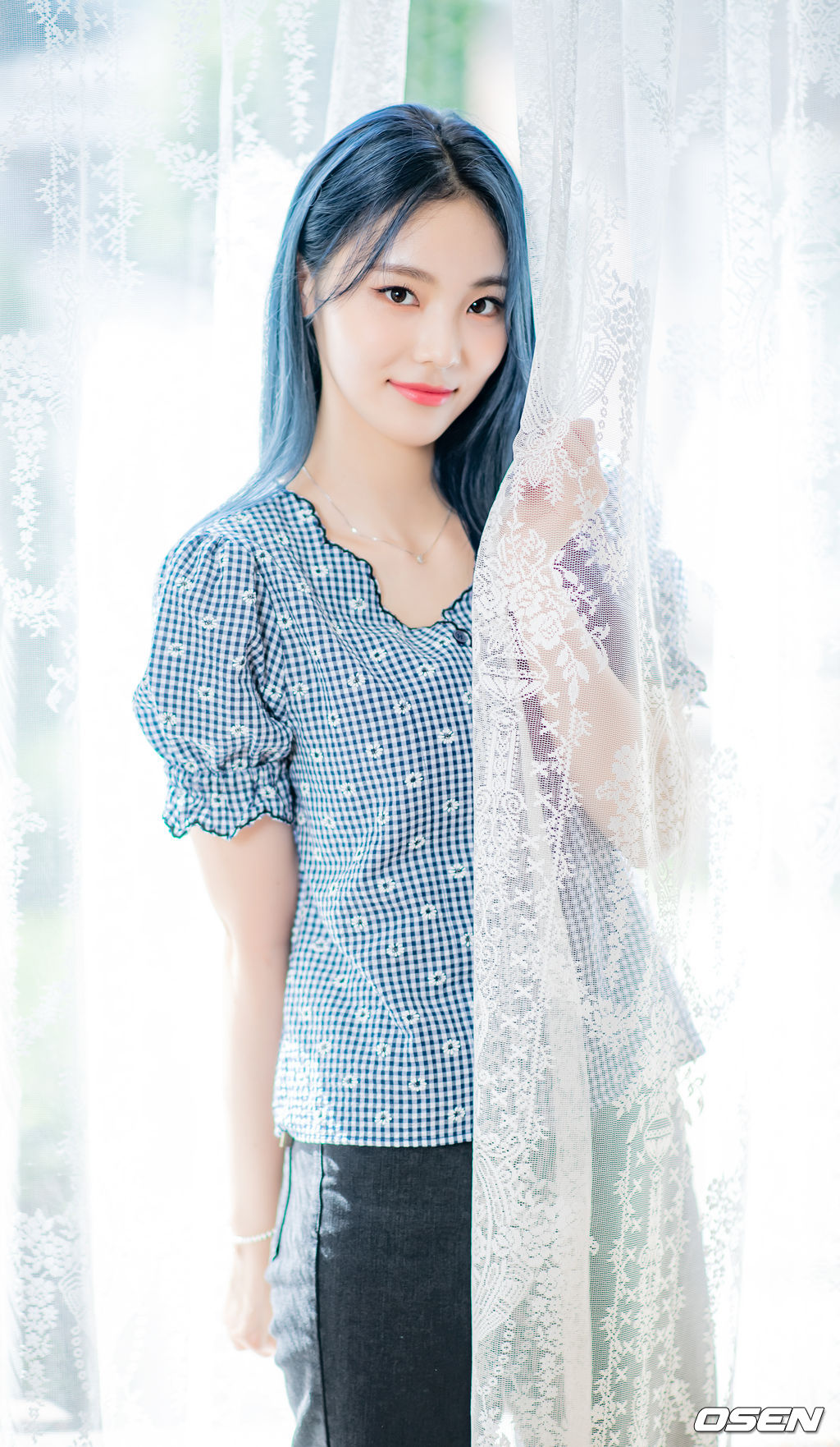 이달의 소녀 진솔이 녹화에 앞서 사진 촬영을 위해 포즈를 취하고 있다./ rumi@osen.co.kr