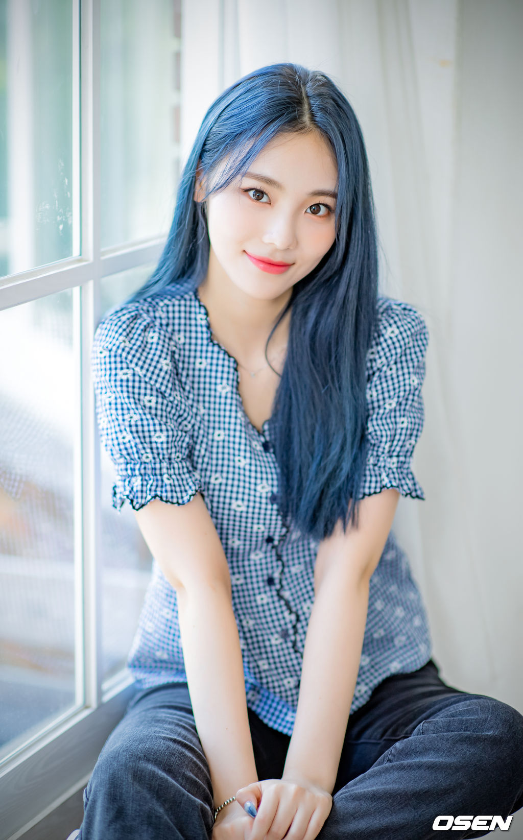 이달의 소녀 진솔이 녹화에 앞서 사진 촬영을 위해 포즈를 취하고 있다./ rumi@osen.co.kr