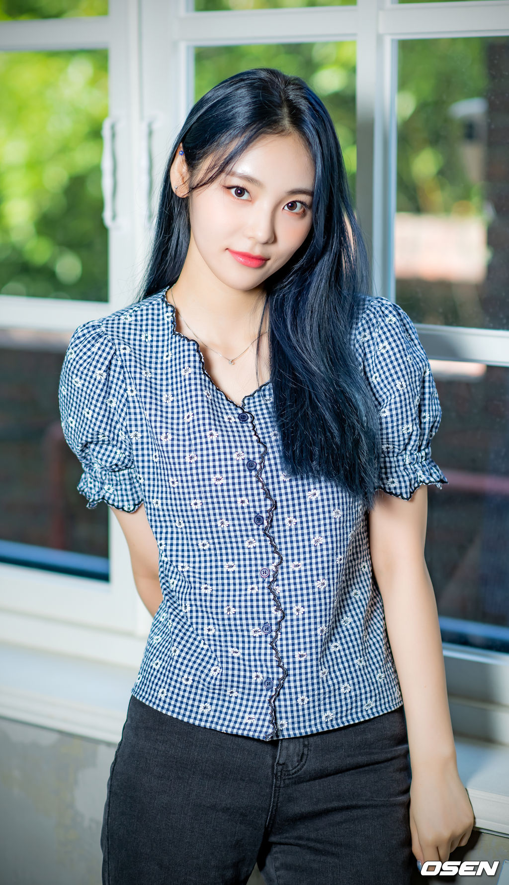 이달의 소녀 진솔이 녹화에 앞서 사진 촬영을 위해 포즈를 취하고 있다./ rumi@osen.co.kr