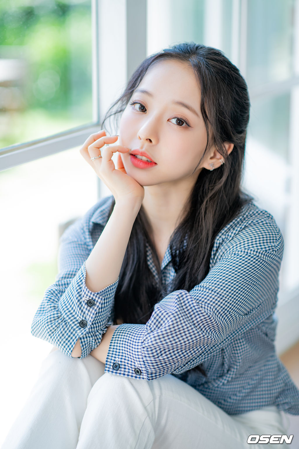 이달의 소녀 비비가 녹화에 앞서 사진 촬영을 위해 포즈를 취하고 있다./ rumi@osen.co.kr