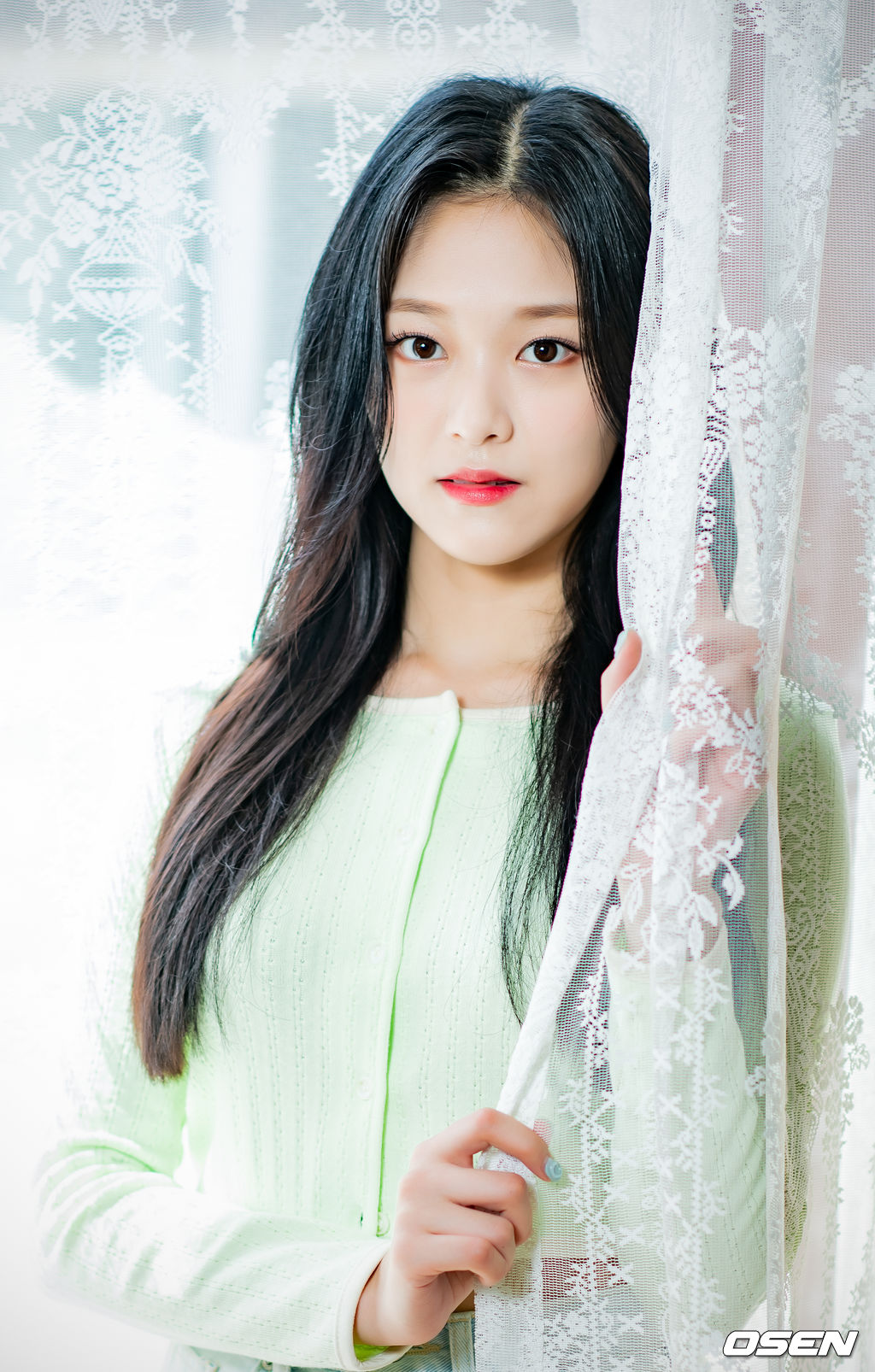 이달의 소녀 현진이 녹화에 앞서 사진 촬영을 위해 포즈를 취하고 있다./ rumi@osen.co.kr