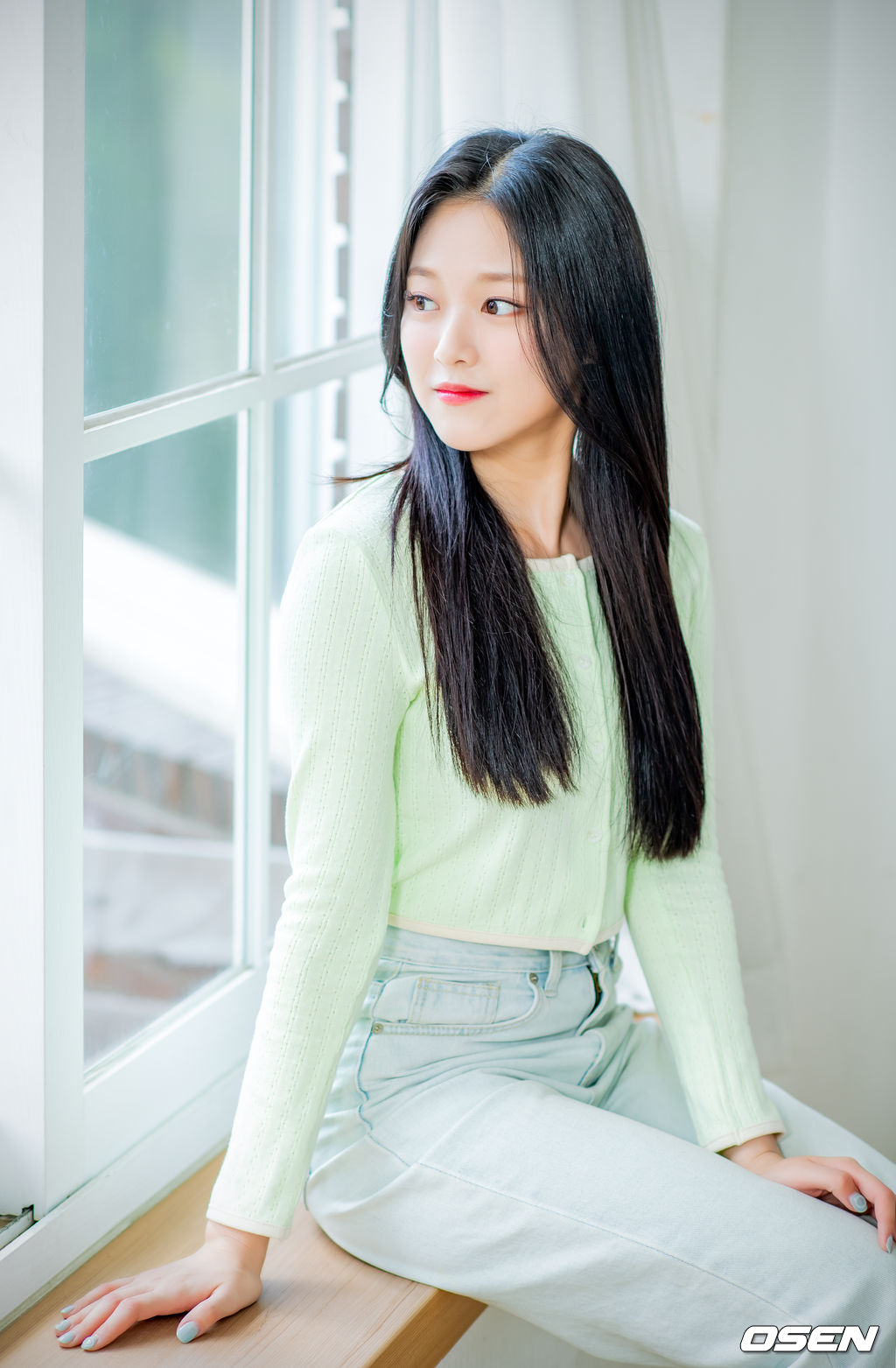 이달의 소녀 현진이 녹화에 앞서 사진 촬영을 위해 포즈를 취하고 있다./ rumi@osen.co.kr