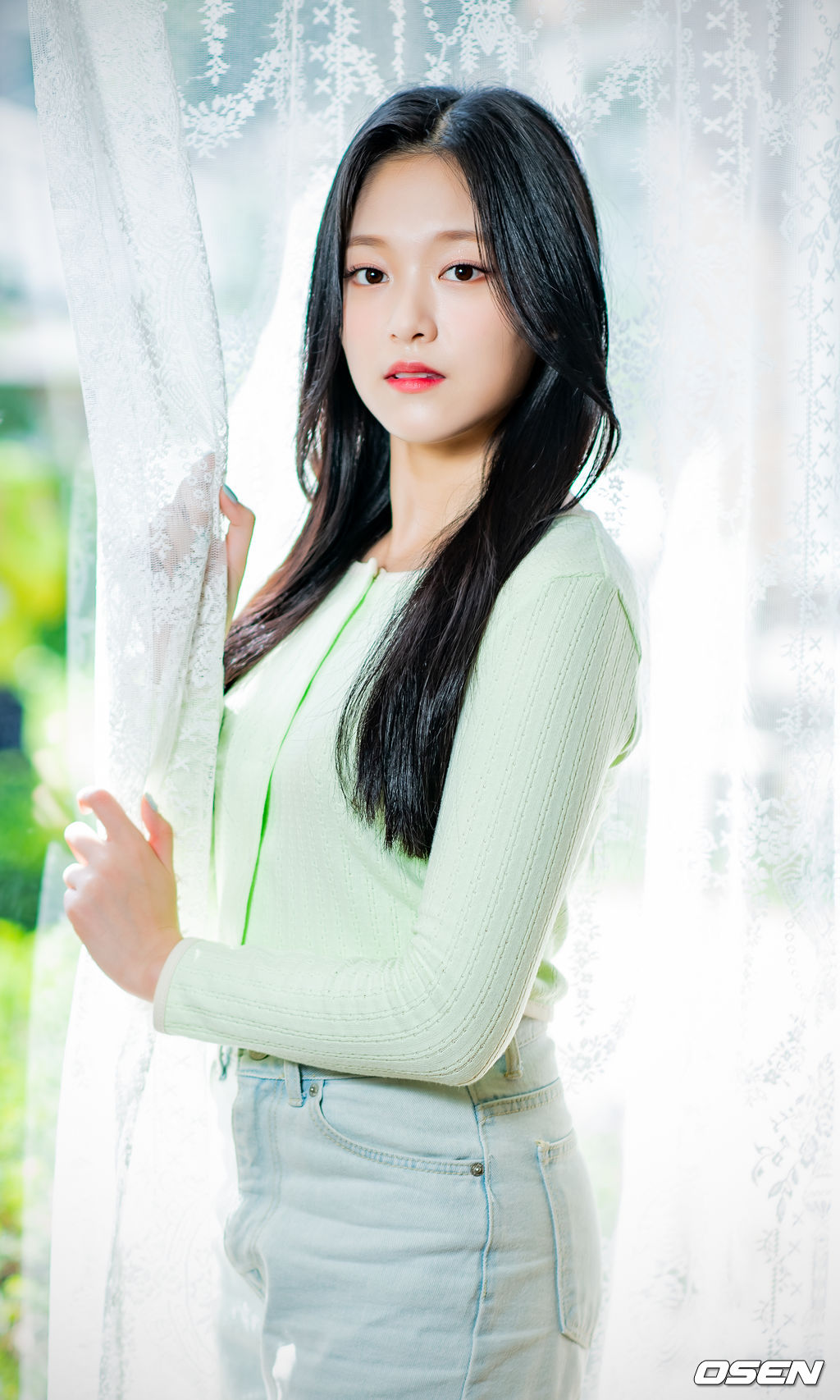 이달의 소녀 현진이 녹화에 앞서 사진 촬영을 위해 포즈를 취하고 있다./ rumi@osen.co.kr