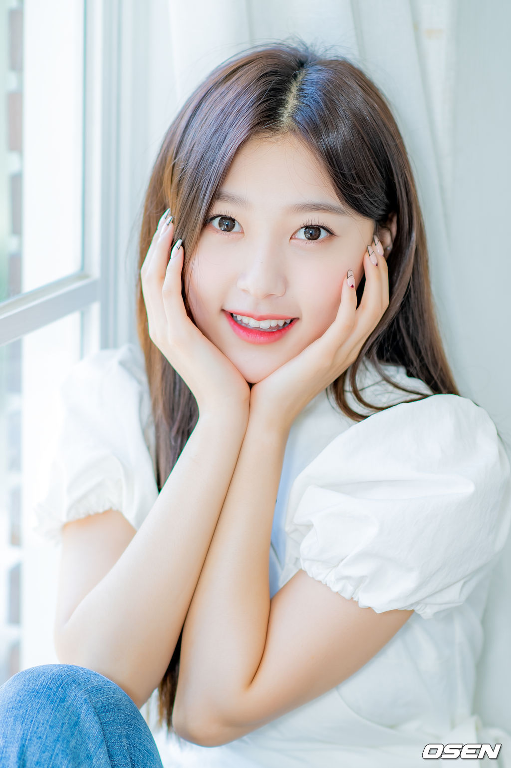 이달의 소녀 최리가 녹화에 앞서 사진 촬영을 위해 포즈를 취하고 있다./ rumi@osen.co.kr