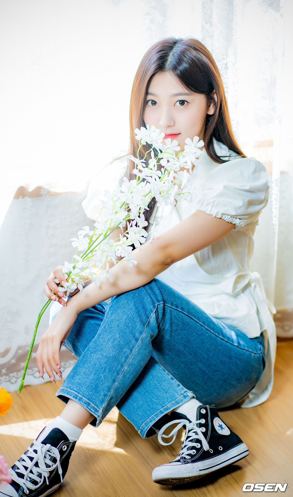 이달의 소녀 최리가 녹화에 앞서 사진 촬영을 위해 포즈를 취하고 있다./ rumi@osen.co.kr