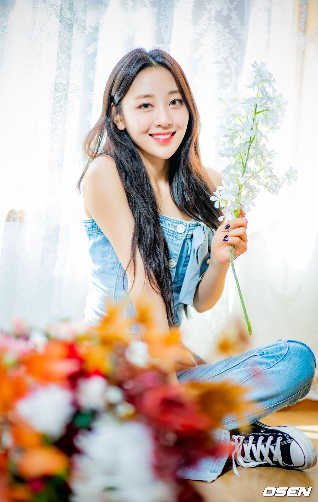 이달의 소녀 이브가 녹화에 앞서 사진 촬영을 위해 포즈를 취하고 있다./ rumi@osen.co.kr