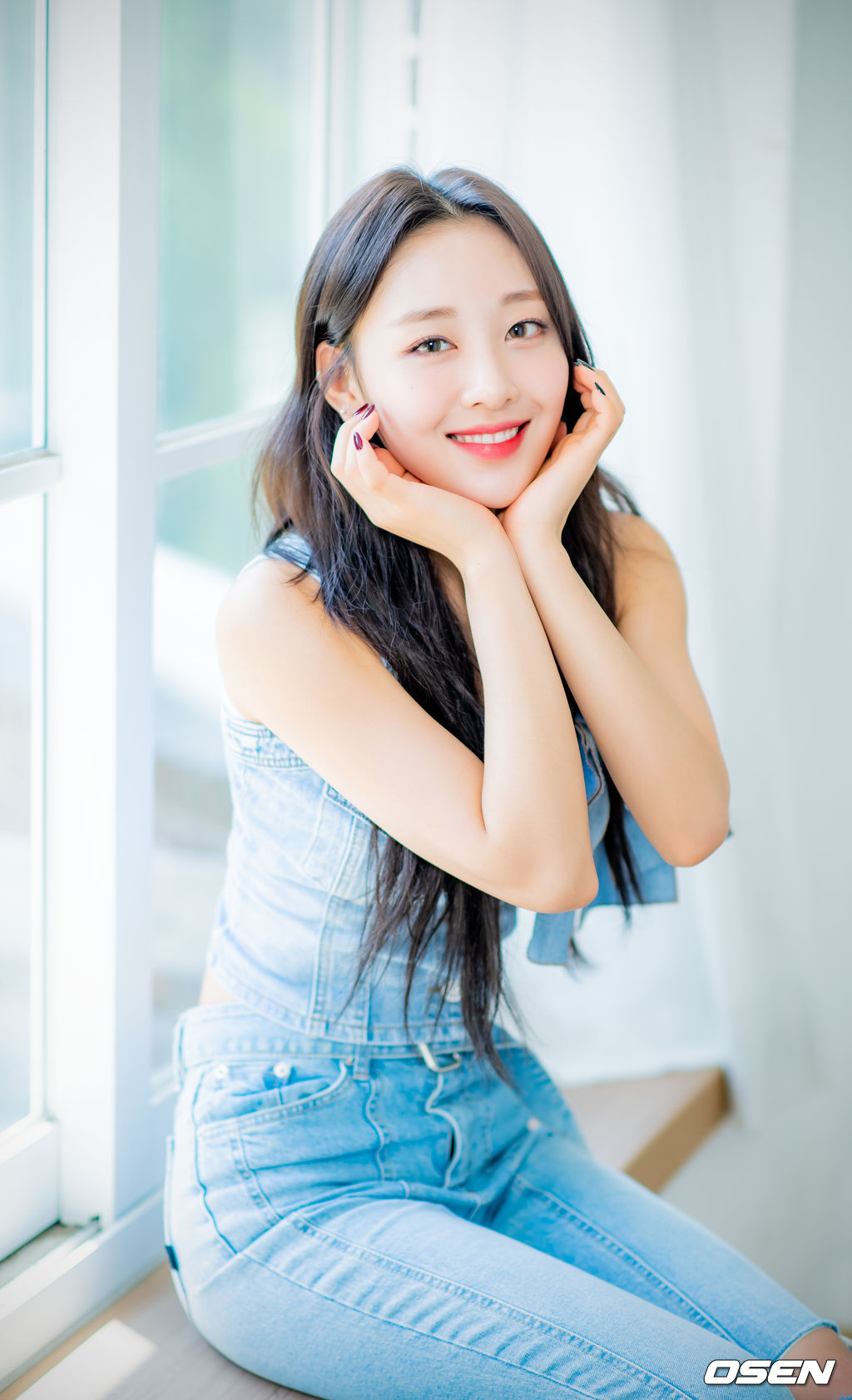 이달의 소녀 이브가 녹화에 앞서 사진 촬영을 위해 포즈를 취하고 있다./ rumi@osen.co.kr