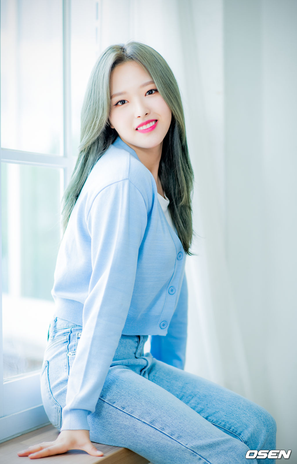 이달의 소녀 올리비아 혜가 녹화에 앞서 사진 촬영을 위해 포즈를 취하고 있다./ rumi@osen.co.kr