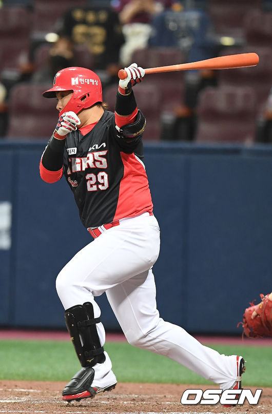 KIA 나지완이 4월 7일 고척 키움전에서 4회 적시타를 때려내고 있다. /youngrae@osen.co.kr