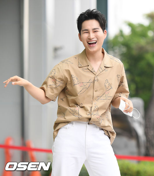 26일 오전 서울 마포구 상암 MBC 주차장에서 MBC '꼰대인턴' 방구석 팬미팅 출근길 행사가 열렸다.가수 김희재가 포즈를 취하며 방송국에 들어서고 있다. /cej@osen.co.kr