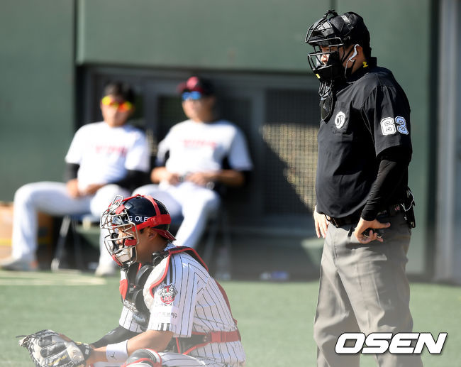 LG 트윈스는 9일 오후 경기도 이천 LG챔피언스파크에서 열린 ‘2020 퓨처스리그’ 고양 히어로즈와의 경기에서 7-5로 승리를 거뒀다. 퓨처스리그 구심이 자동 볼·스트라이크 판정 시스템(로봇심판)의 음성 판정 결과를 듣는 이어폰을 착용한 채 경기를 진행하고 있다. /youngrae@osen.co.kr
