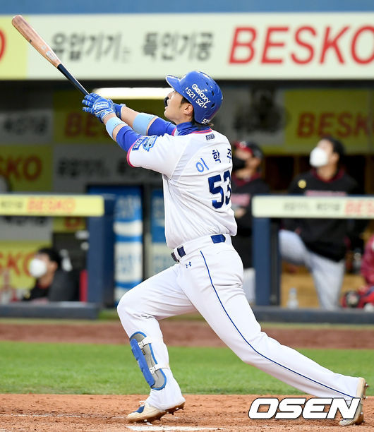 1일 오후 대구 삼성라이온즈파크에서 ‘2021 신한은행 SOL KBO리그’ 삼성 라이온즈와 LG 트윈스의 경기가 열렸다. 4회말 2사 1, 2루 삼성 이학주가 3점 홈런을 날리고 있다./ksl0919@osen.co.kr