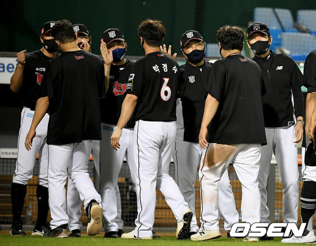 KT는 27일 대전 한화생명이글스파크에서 열린 2021 신한은행 SOL KBO리그 한화와의 원정경기를 11-1 대승으로 장식했다. 경기 종료 후 kt 선수들이 기쁨을 나누고 있다. 2021.06.27 /ksl0919@osen.co.kr