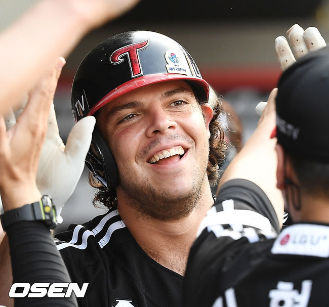 4회초 무사 주자 1,2루 LG 라모스가 우중월 선취 스리런 홈런을 날린 후 덕아웃에서 동료들과 하이파이브를 하고 있다. 2021.06.06 / rumi@osen.co.kr