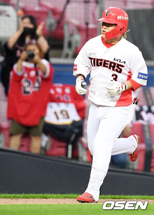 29일 오후 광주 KIA 챔피언스필드에서 ‘2021 신한은행 SOL KBO리그’ KIA 타이거즈와 NC 다이노스의 경기가 열렸다.3회말 1사 주자 1루 KIA 김선빈이 좌월 역전 투런 홈런을 날린 후 그라운드를 돌고 있다. 2021.06.29 / rumi@osen.co.kr