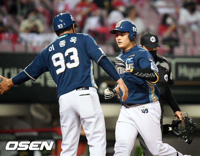 29일 오후 광주 KIA 챔피언스필드에서 ‘2021 신한은행 SOL KBO리그’ KIA 타이거즈와 NC 다이노스의 경기가 열렸다. 6회초 2사 주자 1,2루 NC 강진성이 좌월 스리런 홈런을 날린 후 홈을 밟고 있다. 2021.06.29 / rumi@osen.co.kr