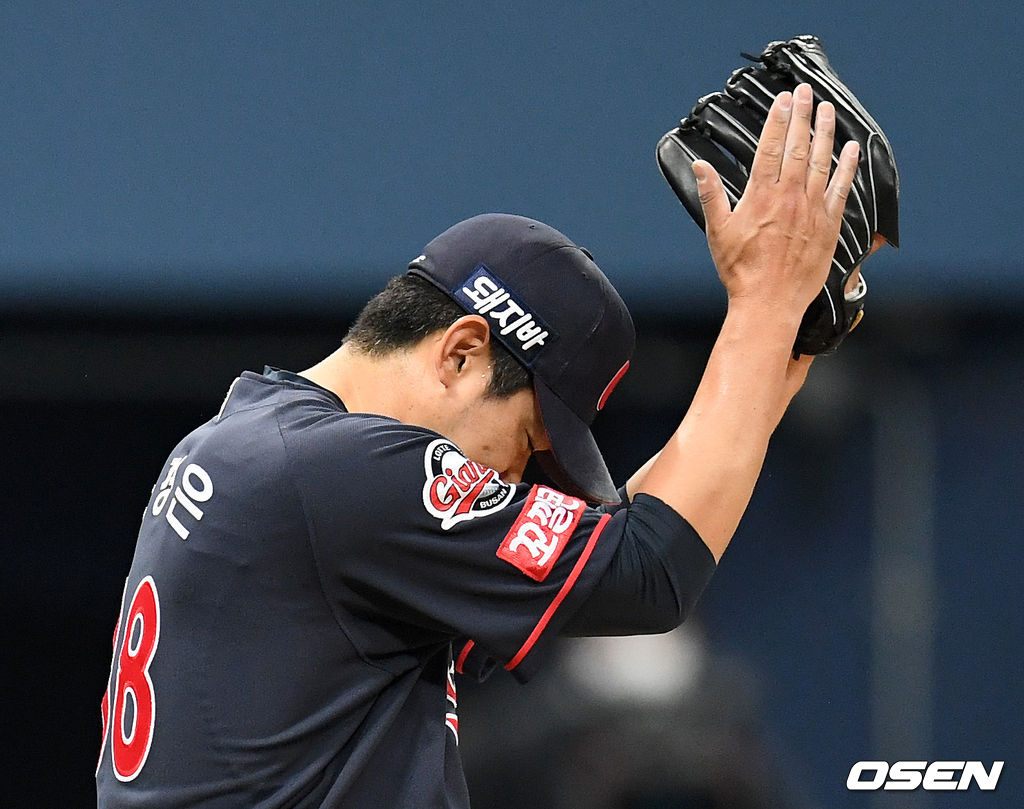 29일 오후 서울 고척스카이돔에서 ’2021 신한은행 SOL KBO 리그' 키움 히어로즈와 롯데 자이언츠의 경기가 열렸다.4회말 무사 1,2에서 롯데 노경은이 키움 박동원을 병살타로 처리하고 박수를 치고 있다. 2021.06.29 /sunday@osen.co.kr