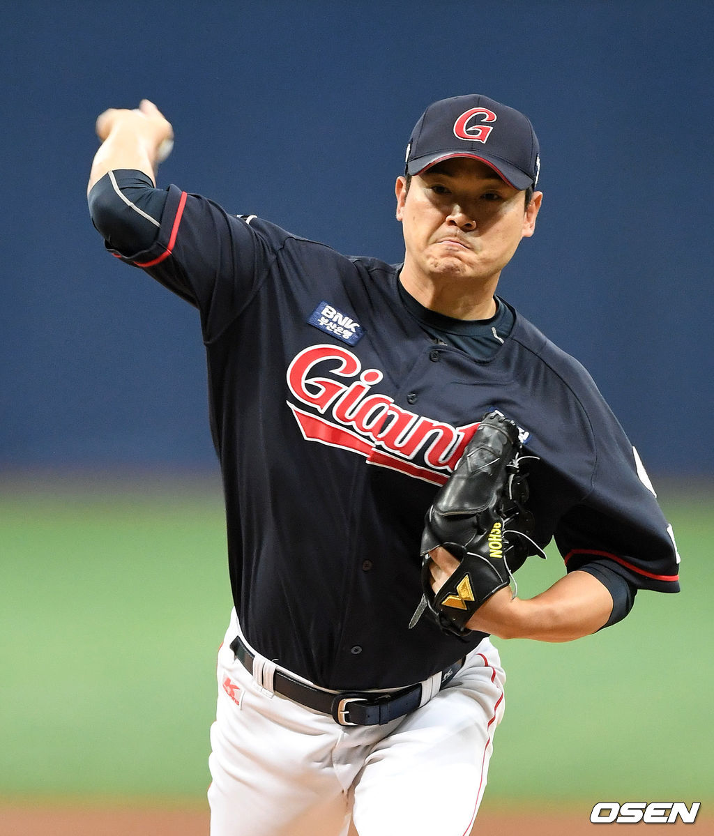 29일 오후 서울 고척스카이돔에서 ’2021 신한은행 SOL KBO 리그' 키움 히어로즈와 롯데 자이언츠의 경기가 열렸다.1회말 무사에서 롯데 선발투수 노경은이 역투하고 있다. 2021.06.29 /sunday@osen.co.kr