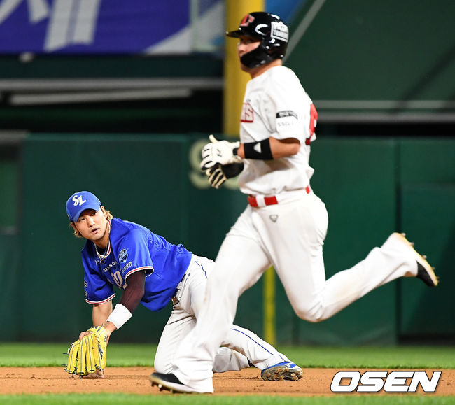 29일 인천 SSG랜더스필드에서 ‘2021 신한은행 SOL KBO리그’SSG 랜더스와 삼성 라이온즈의 경기가 열렸다.7회말 1사 만루 상황 SSG 최주환의 우전안타 때 삼성 2루수 김상수가 타구를 잡으려 했지만 놓치고 있다. 2021.06.29 / dreamer@osen.co.kr