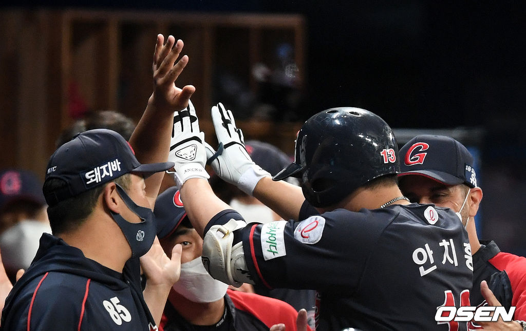 29일 오후 서울 고척스카이돔에서 ’2021 신한은행 SOL KBO 리그' 키움 히어로즈와 롯데 자이언츠의 경기가 열렸다.1회초 2사 1,2루에서 롯데 안치홍이 좌중월 스리런 홈런을 치고 더그아웃에서 최현 감독대행의 축하를 받고 있다. 2021.06.29 /sunday@osen.co.kr