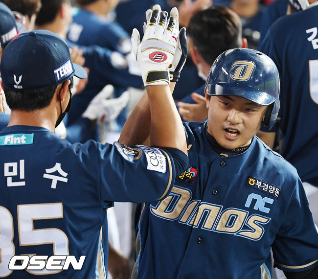 29일 오후 광주 KIA 챔피언스필드에서 ‘2021 신한은행 SOL KBO리그’ KIA 타이거즈와 NC 다이노스의 경기가 열렸다. 6회초 2사 주자 1,2루 NC 강진성이 좌월 스리런 홈런을 날린 후 덕아웃에서 하이파이브를 하고 있다. 2021.06.29 / rumi@osen.co.kr